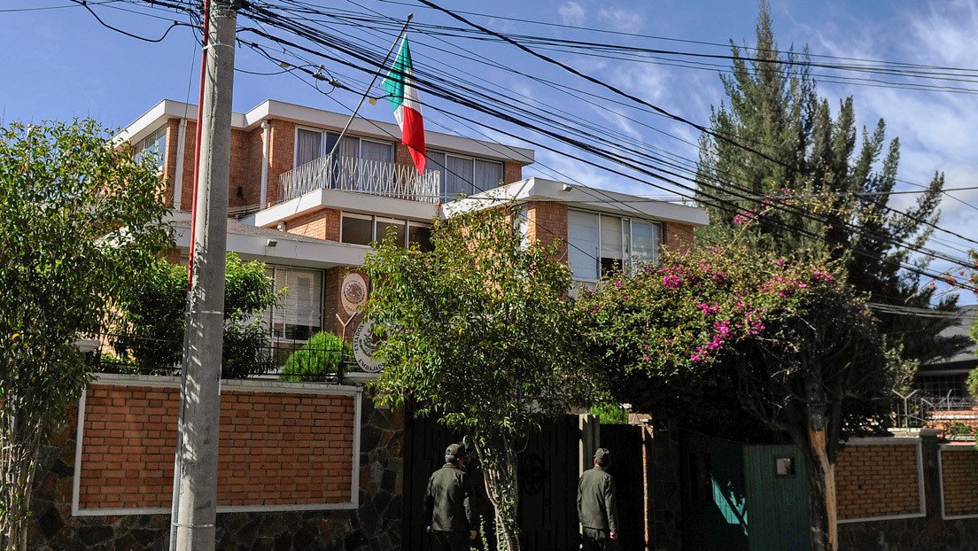 El Gobierno boliviano de facto explica por qué se han reforzado las medidas policiales en la Embajada de México en La Paz