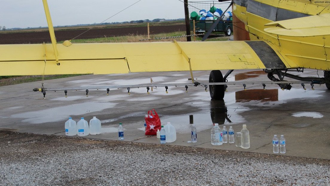 Lanzan cientos de litros de agua bendita desde una avioneta en una ciudad de EE.UU.