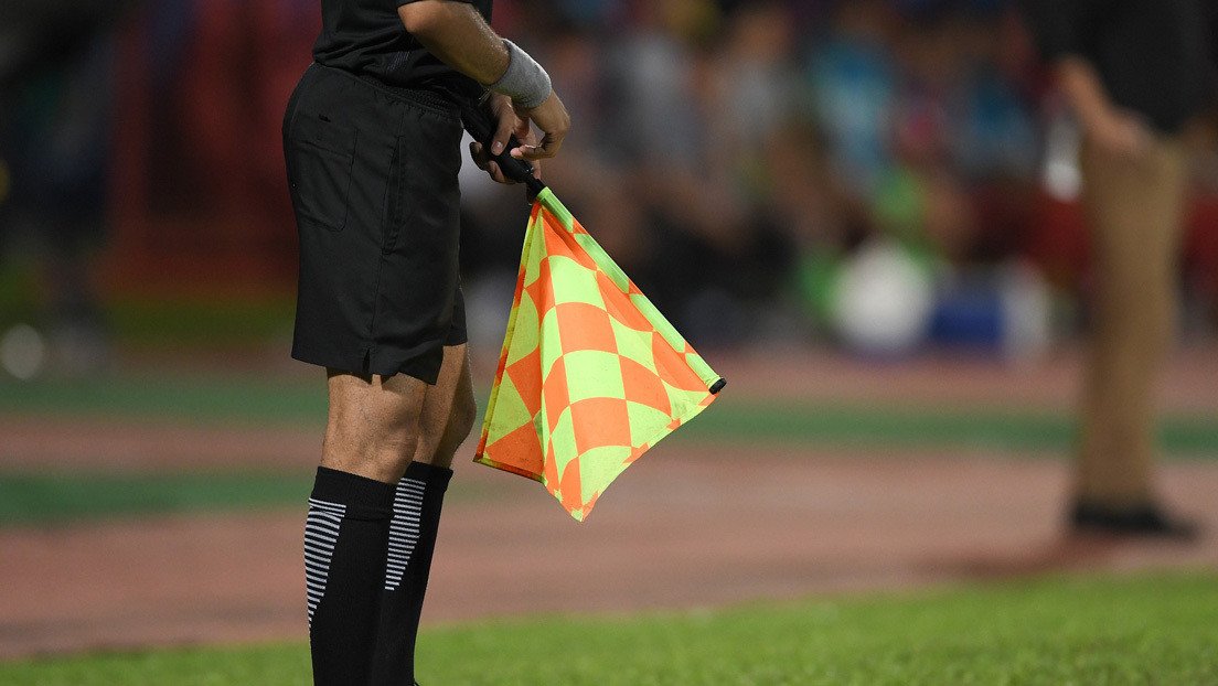 Suspenden de por vida a un árbitro por pitar cuatro penales durante un partido de fútbol en Marruecos