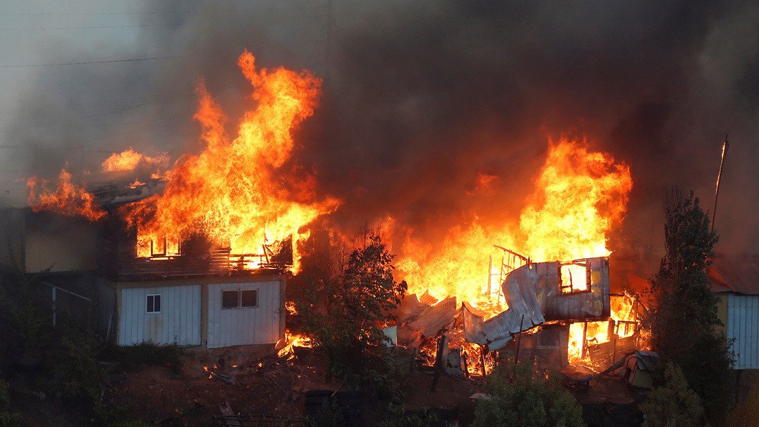 Autoridades ven intencionalidad en un incendio en Chile que consumió 150 casas