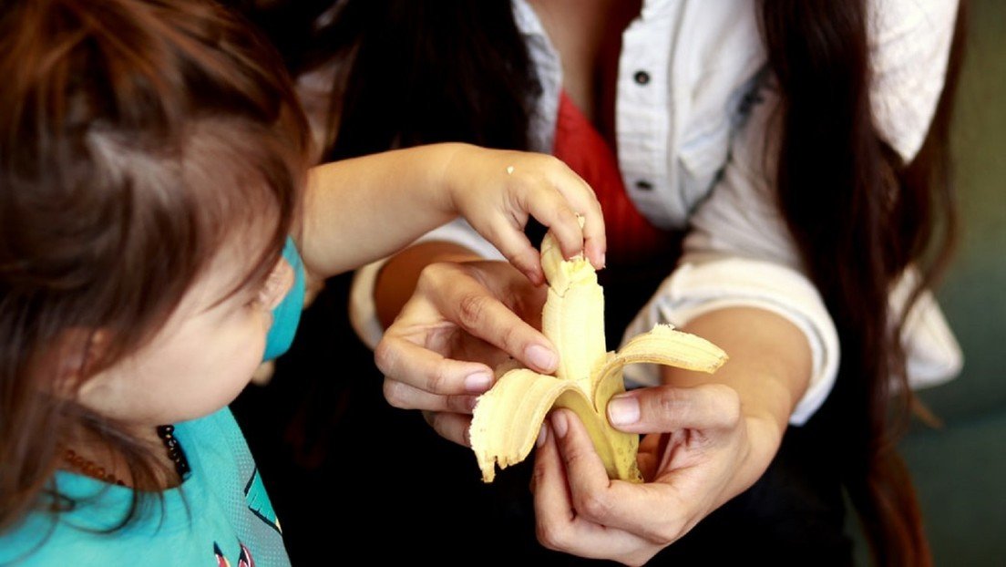 VIDEO: Una niña recibe un plátano como regalo de Navidad y su reacción se hace viral