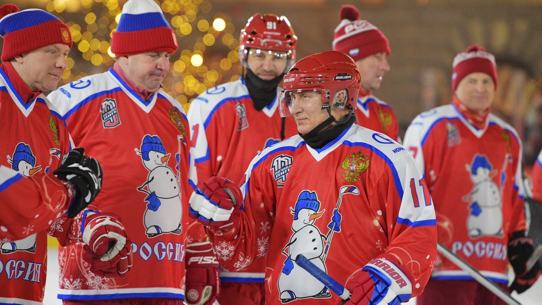 VIDEO: Putin juega en la Plaza Roja un partido de hockey de la Liga Nocturna
