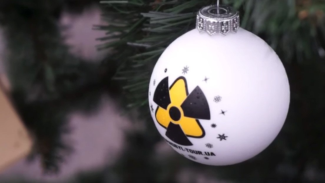 En la ciudad fantasma próxima a la central de Chernóbil inauguran un árbol de Año Nuevo por primera vez desde la tragedia