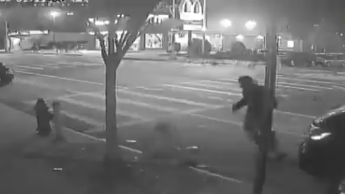 VIDEO: Un grupo de asaltantes golpea a dos hombres y logran robar solo 1 dólar
