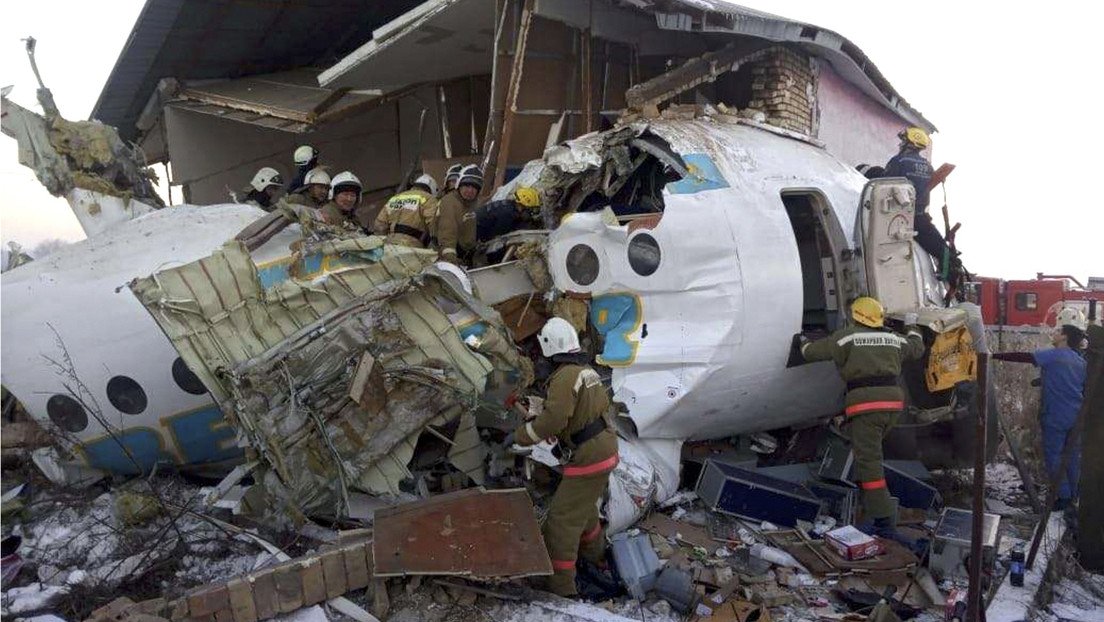 Se estrella en Kazajistán un avión con 100 personas a bordo
