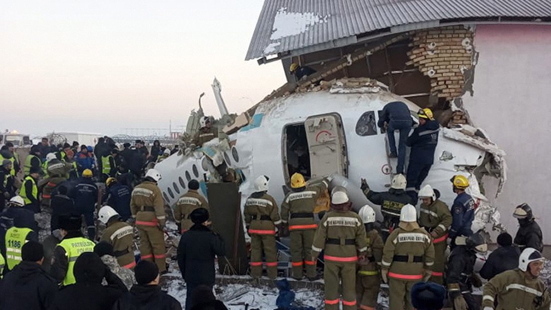 VIDEO, FOTOS: Primeras imágenes desde el lugar del siniestro de un avión de pasajeros en Kazajistán
