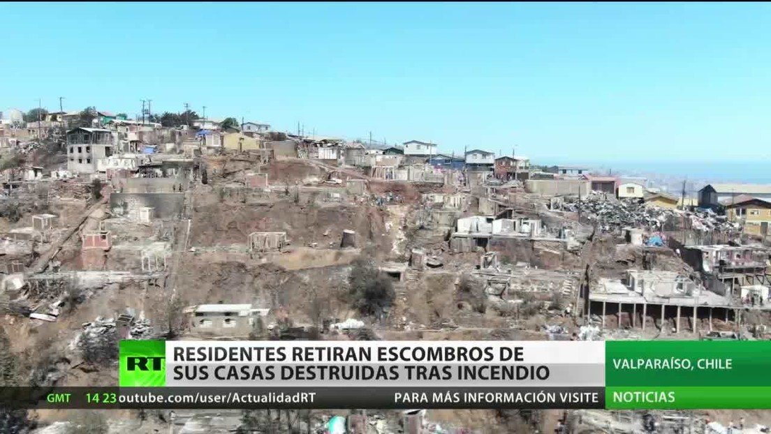 Residentes retiran los escombros de sus casas destruidas tras un incendio en Chile