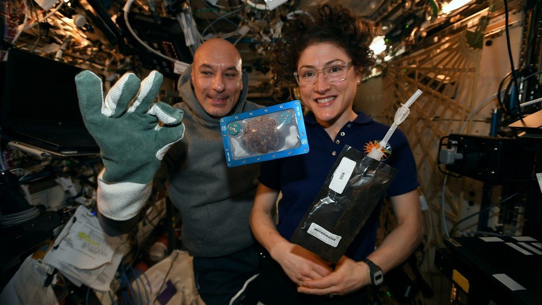 Astronautas hornean la primera galleta de Navidad a bordo de la EEI (pero no podrán comerla)