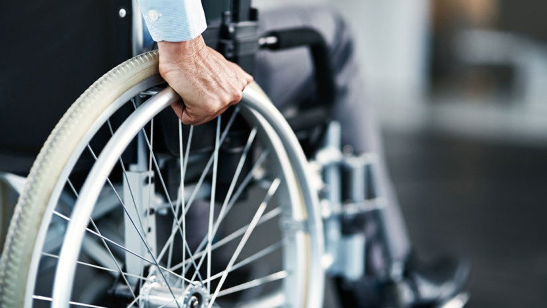 VIDEO: Un anciano en silla de ruedas derriba deliberadamente a un obrero que trabaja en lo alto de una escalera