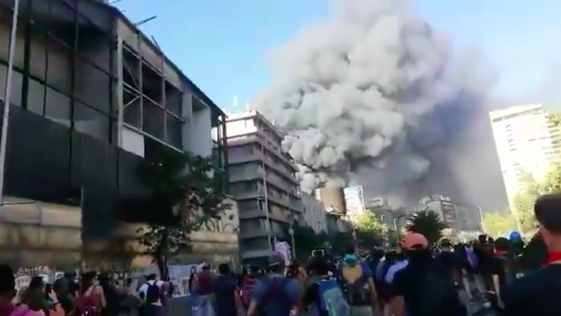 FOTOS, VIDEO: Se incendia un centro de arte de Santiago durante las protestas antigubernamentales en Chile