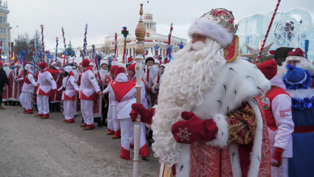VIDEO: Cientos de Papás Noel establecen un nuevo récord de Rusia en el desfile de Año Nuevo en Kémerovo