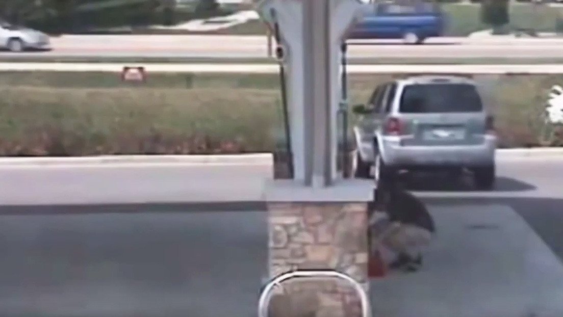 VIDEO: Un hombre se distrae y pierde su vehículo en una gasolinera