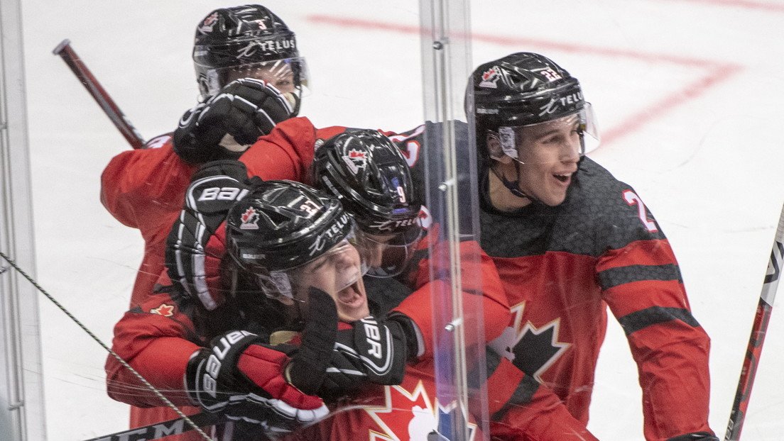 Un jugador de hockey canadiense se disculpa por no quitarse el casco durante el himno ruso