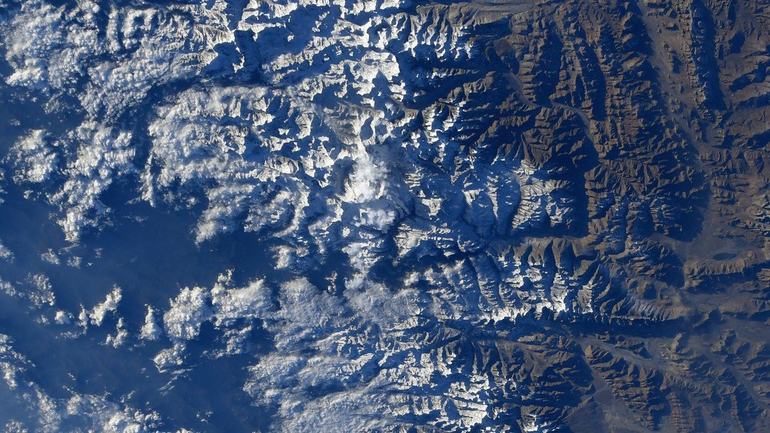 FOTO: Astronauta capta el monte Everest desde la Estación Espacial Internacional y reta a encontrarlo en la imagen