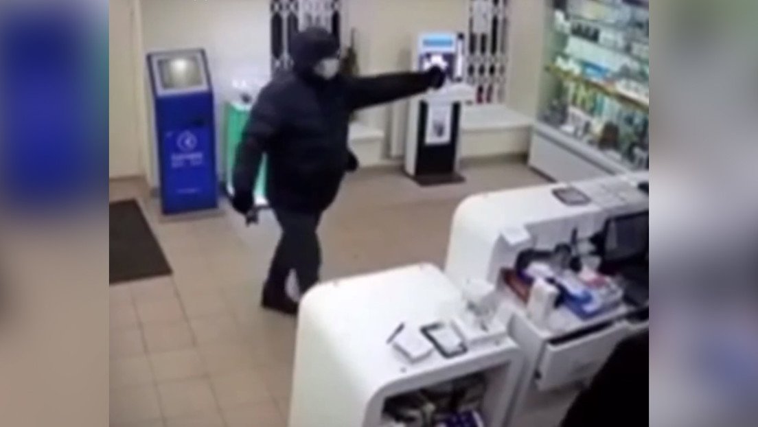VIDEO: Ladrón armado con una pistola eléctrica y una granada huye de una tienda tras ser rociado por los empleados con un extintor
