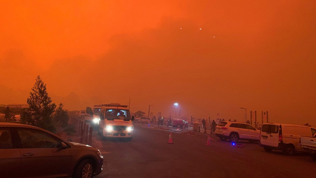 VIDEO: Más de 4.000 personas se refugian en una playa australiana mientras los incendios forestales tiñen el cielo de rojo