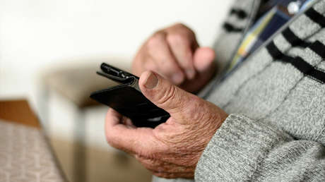 Anciano llama 24.000 veces a su operador telefónico para quejarse y acaba en la cárcel