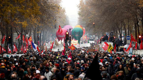 VIDEO: Choques entre manifestantes y la Policía durante la huelga nacional contra la reforma de las pensiones que paraliza Francia
