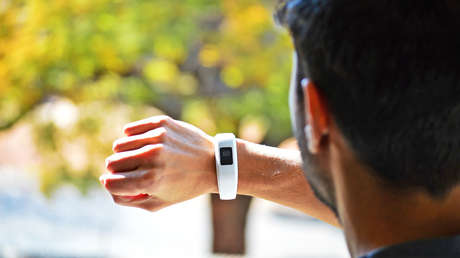 Mujer descubre que su novio la engaña gracias a una pulsera para monitorear la salud y lo cuenta en las redes sociales