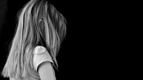 Dictan condena al hombre que persuadía a sus novias para que abusaran sexualmente de sus propios hijos