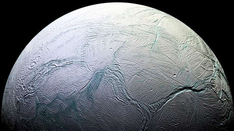 ¿Cómo aparecieron las extrañas 'rayas de tigre' en una luna de Saturno?