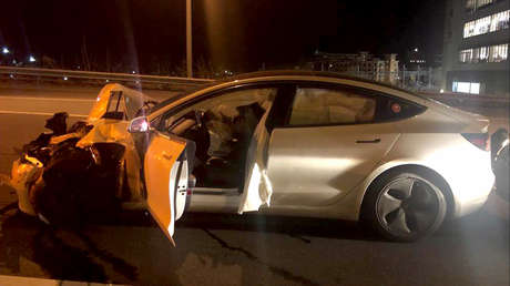 FOTOS: Circula a bordo de un Tesla en autopiloto, se gira para ver a su perro y se estampa contra un coche patrulla