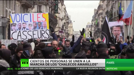 Cientos de personas se unen a la 57.ª marcha de los 'chalecos amarillos' en París