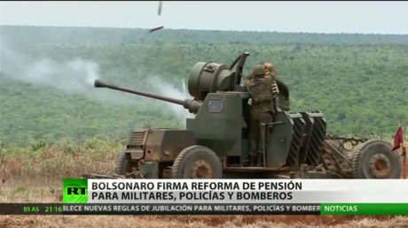 Jair Bolsonaro firma reforma de pensiones para militares, policías y bomberos