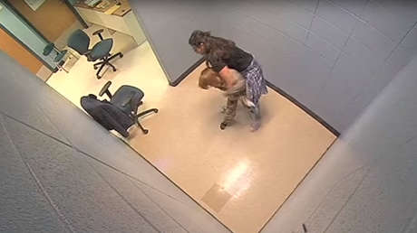 Un niño de 7 años se queja de una "oficina aterradora" en su escuela terapéutica en EE.UU. y su madre se horroriza al ver este video