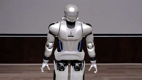 Ingenieros iraníes presentan un robot androide que reconoce rostros, habla y juega al fútbol (VIDEO)