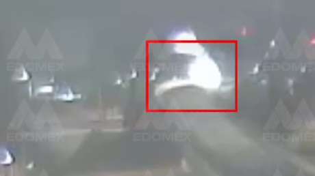 VIDEO: Momento en el que un coche  fuera de control sale volando de un puente en México