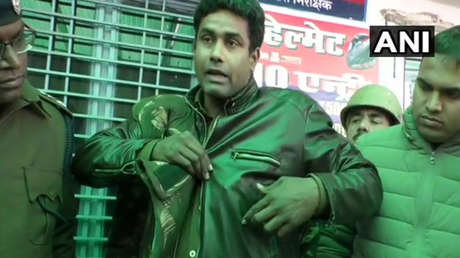 FOTO: Un policía recibe un balazo en el pecho durante violentas protestas en la India pero sale ileso gracias a su billetera