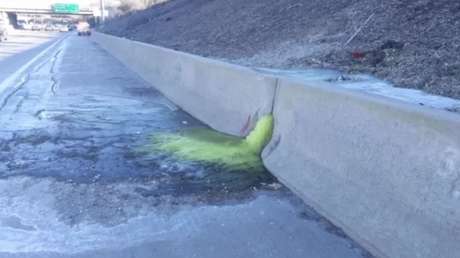 FOTO: Una sustancia altamente tóxica y cancerígena se derrama por una carretera en EE.UU.