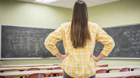 Una madre denuncia por "trato degradante" a una profesora en España por poner a su hijo una bata rosa en el comedor escolar