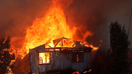 Chile: Alerta roja por un voraz incendio forestal en Valparaíso que afecta a cien viviendas