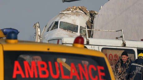 VIDEO: El momento en que un policía salva a un bebé del avión accidentado en Kazajistán