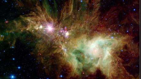 La NASA publica una imagen de una colección de estrellas organizadas como un copo de nieve