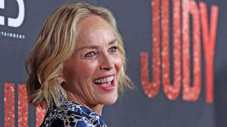 Sharon Stone se registra en una 'app' de citas y la bloquean porque no creen que sea la verdadera estrella de cine