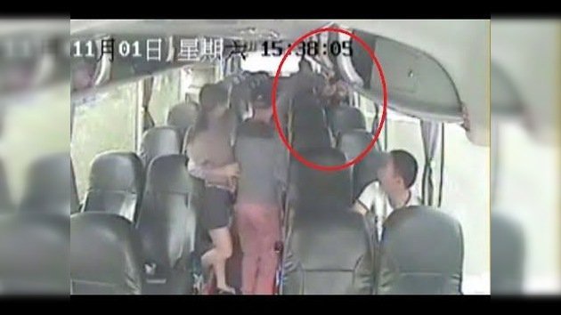 Heroico chofer de bus salva a pasajeros de un hombre armado con un cuchillo