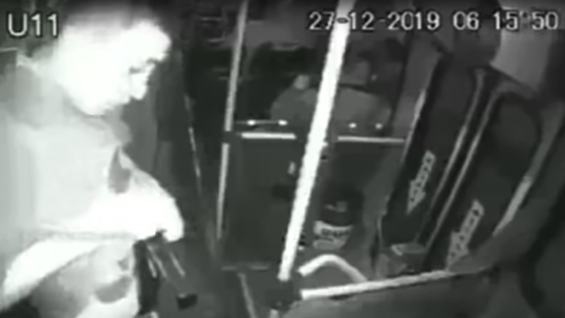Ladrón trata de asaltar un autobús en México pero fracasa al dispararse en la pierna con su propia arma (VIDEO)