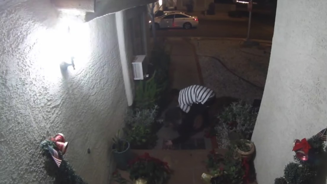 VIDEO: Una cámara de seguridad graba el momento en el que un hombre ataca y secuestra a una mujer
