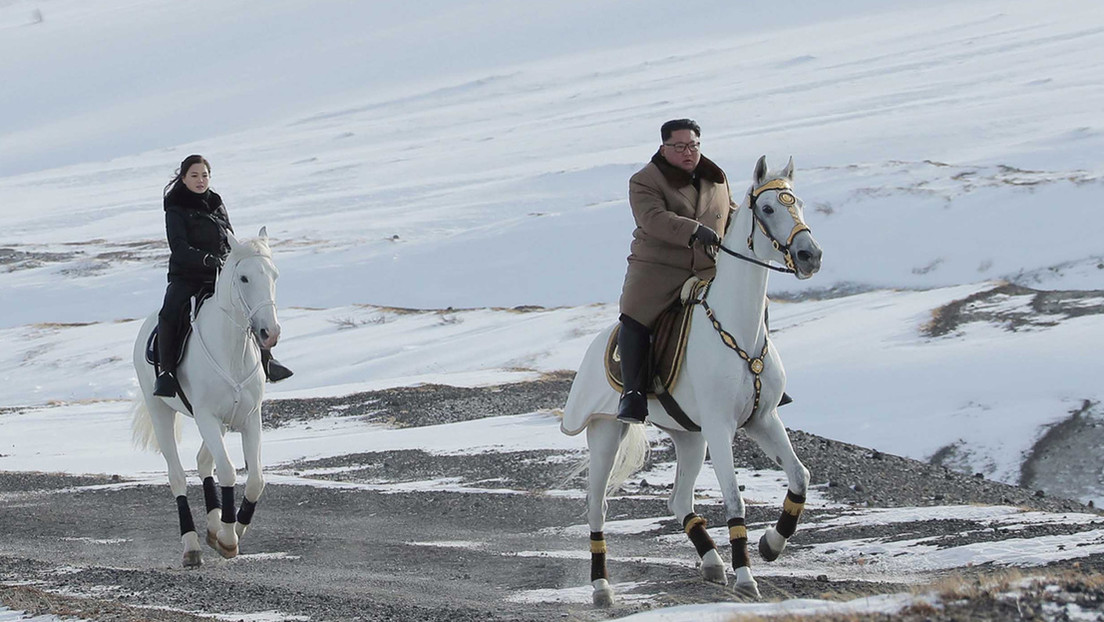 VIDEO: Kim Jong-un asciende a una montaña sagrada cabalgando un caballo blanco
