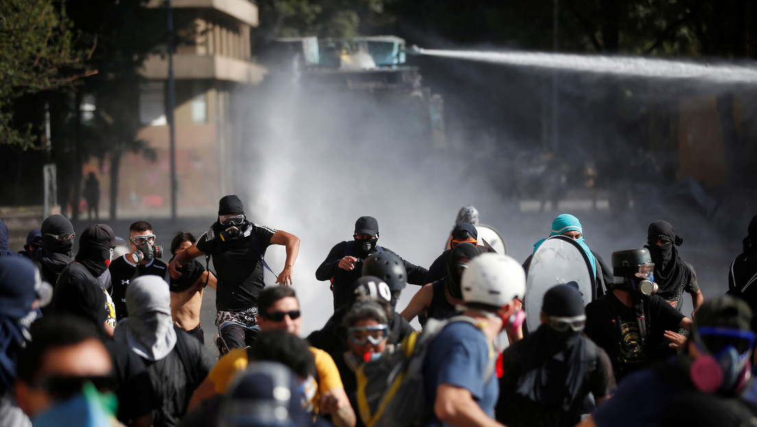 FOTOS, VIDEOS: Incendio de una iglesia, gases lacrimógenos y chorros de agua en la primera protesta antigubernamental del año en Chile