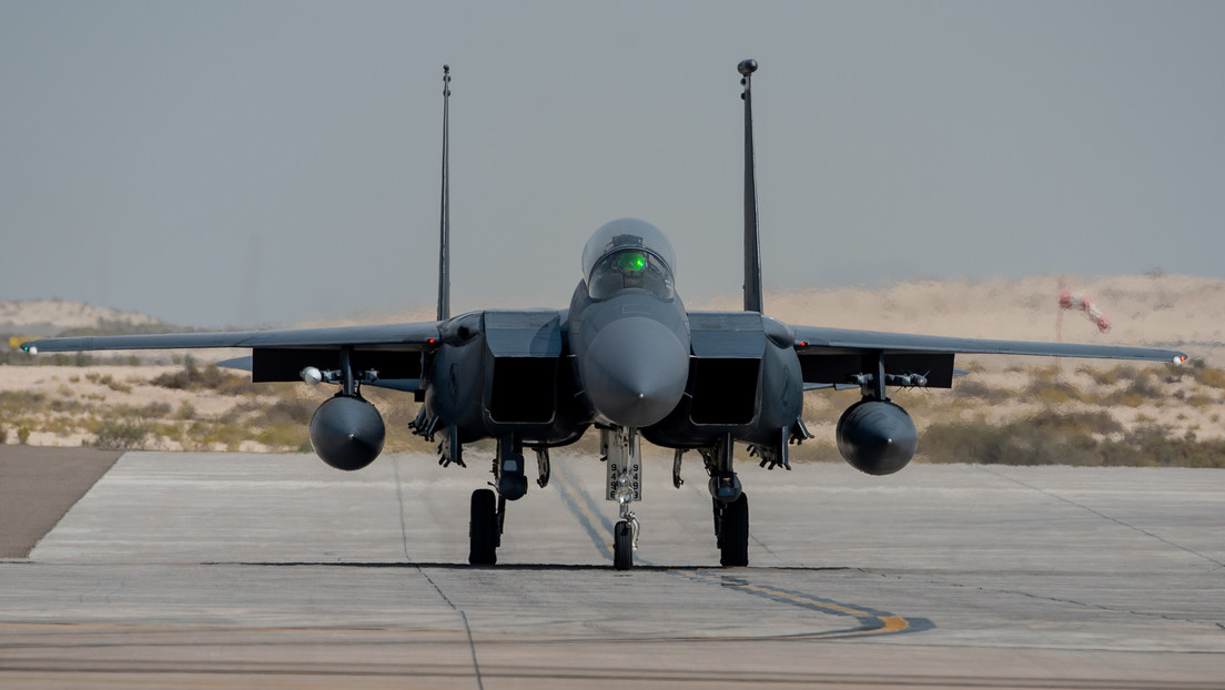 Un piloto de cazas F-15C se desmaya durante un vuelo a una altura de más de 5 kilómetros y causa daños a la aeronave por 2,5 millones de dólares