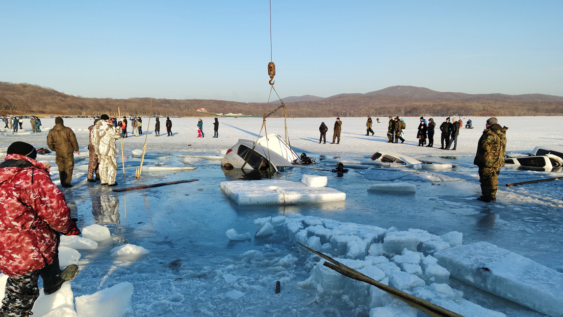 VIDEO, FOTOS: Decenas de coches se hunden en el hielo en el Lejano Oriente ruso
