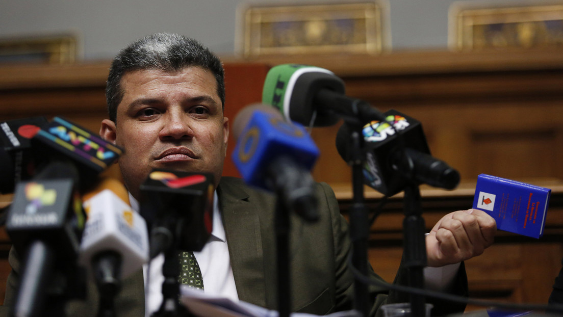 Diputado Parra toma el despacho de la presidencia del Parlamento venezolano y defiende su elección