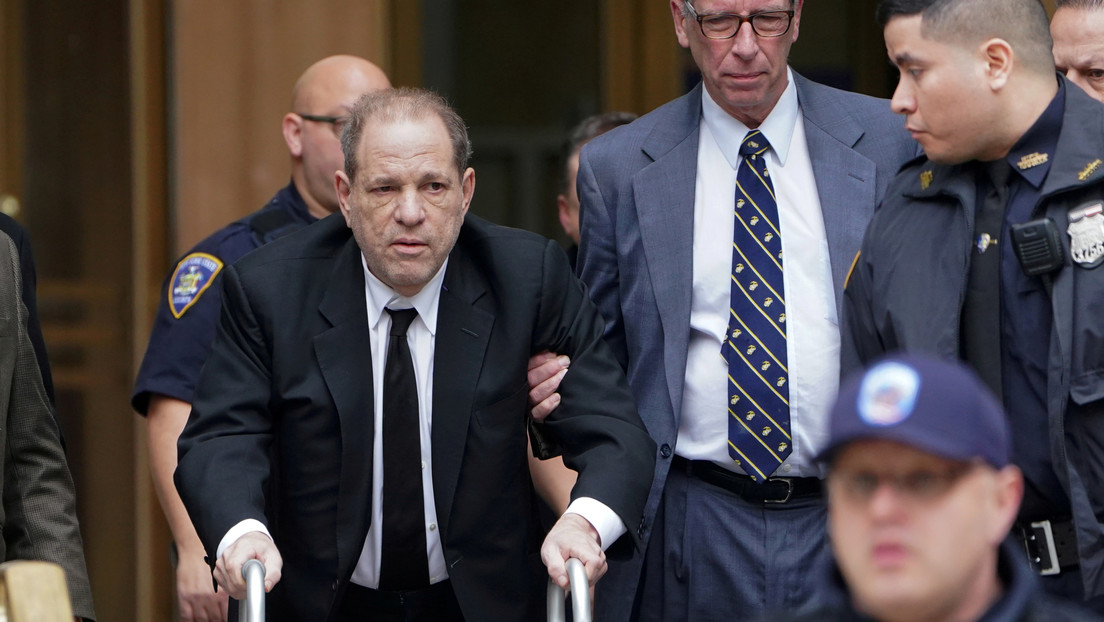 El juez amenaza Harvey Weinstein con encarcelarlo por usar el teléfono durante su juicio por delitos sexuales