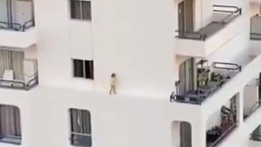 Una niña corre por la cornisa del cuarto piso de un edificio en un despiste de sus padres