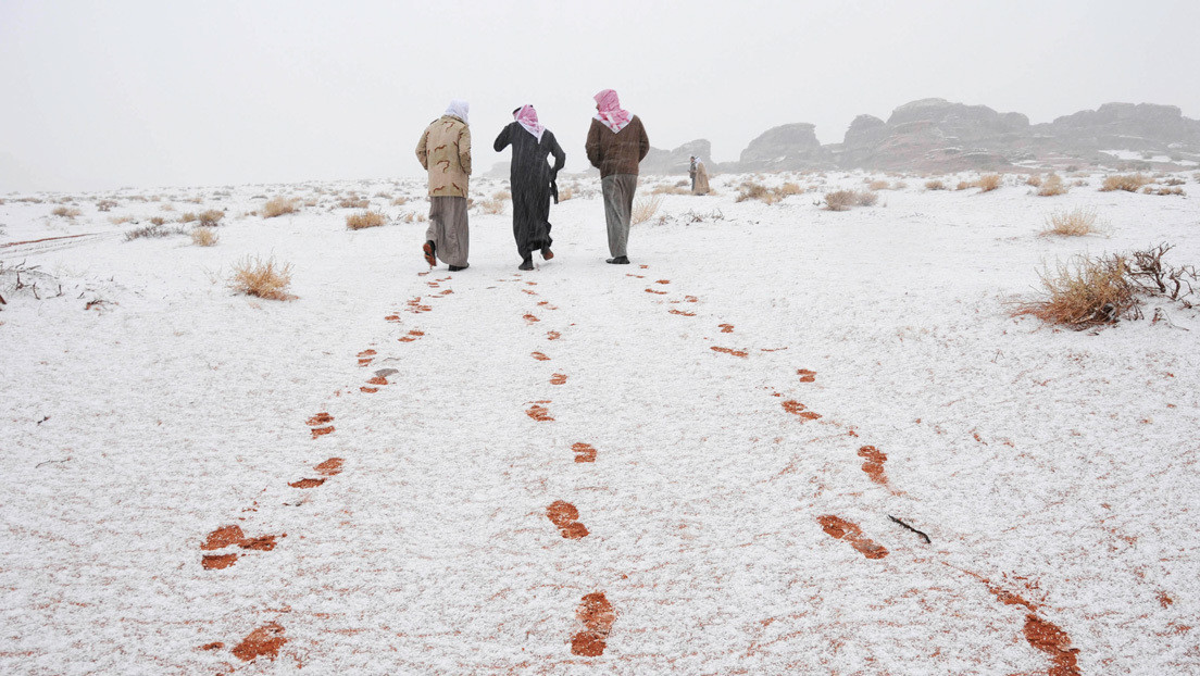 VIDEOS Y FOTOS: Una fuerte nevada tiñe de blanco Arabia Saudita