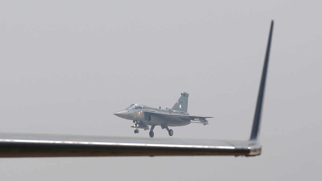 VIDEO: Un caza indio logra aterrizar por primera vez en un portaviones